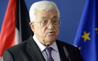 Le président de l'Autorité palestinienne Mahmoud Abbas s'adresse aux médias au siège de la Commission européenne à Bruxelles, le 22 juin 2016. (Crédit : AFP/Thierry Charlier)