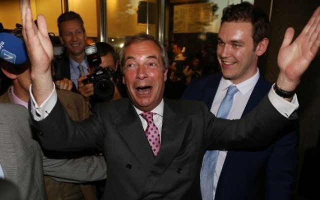 Nigel Farage, alors dirigeant de l'Ukip, après l'annonce des résultats du référendum sur le Brexit, le 24 juin 2016. (Crédit : Geoff Caddick/AFP) Nigel Farage, alors dirigeant de l'Ukip, après l'annonce des résultats du référendum sur le Brexit, le 24 juin 2016. (Crédit : Geoff Caddick/AFP)