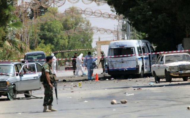 Les forces de sécurité libanaises sur le site d'attentats suicides simultanés dans le village chrétien d'Al-Qaa, à l'est du Liban, près de la frontière syrienne, le 27 juin 2016. (Crédit : AFP/STRINGER) Les forces de sécurité libanaises sur le site d'attentats suicides simultanés dans le village chrétien d'Al-Qaa, à l'est du Liban, près de la frontière syrienne, le 27 juin 2016. (Crédit : AFP/STRINGER)