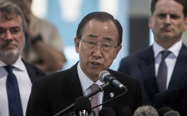 Le secrétaire général de l'ONU Ban Ki-moon s'exprime au cours d'une conférence de presse dans une école des Nations unies à Gaza Ville, le 28 juin 2016 (Crédit : AFP/Mahmud Hams)