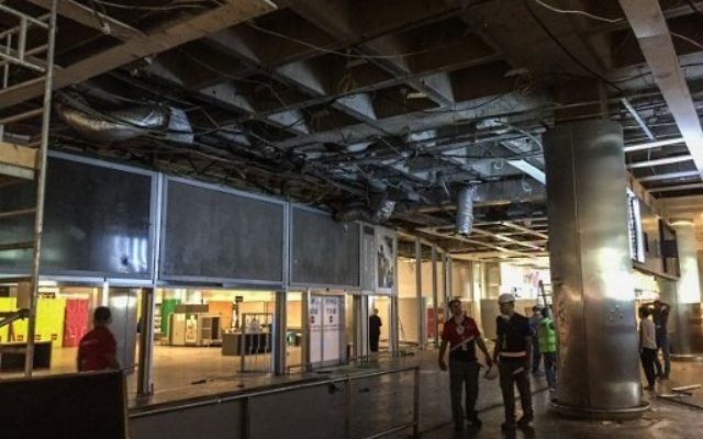 Des employés évaluent les dommages des explosions et des attentats au terminal des arrivées internationales de l'aéroport international Atatürk d'Istanbul, le 29 juin 2016. (Crédit : AFP/Ozan Kose) Des employés évaluent les dommages des explosions et des attentats au terminal des arrivées internationales de l'aéroport international Atatürk d'Istanbul, le 29 juin 2016. (Crédit : AFP/Ozan Kose)