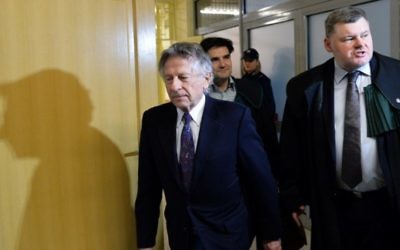Le réalisateur Roman Polanski accompagné de ses avocats avant une audience devant le tribunal de Cracovie, le 25 février 2015. (Crédit : Janek Skarzynski/AFP)