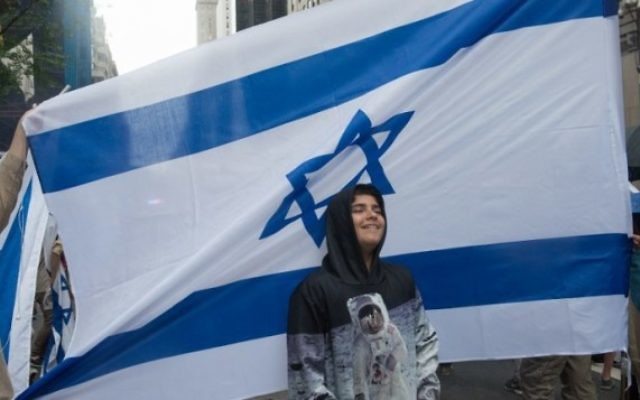 Parade annuelle de célébration d’Israël sous la pluie à New York, le 5 juin 2016. (Crédit : Stephanie Keith/Getty Images/AFP) Parade annuelle de célébration d’Israël sous la pluie à New York, le 5 juin 2016. (Crédit : Stephanie Keith/Getty Images/AFP)