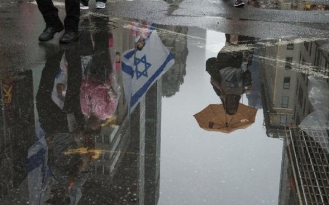 Parade annuelle de célébration d’Israël sous la pluie à New York, le 5 juin 2016. (Crédit : Stephanie Keith/Getty Images/AFP) Parade annuelle de célébration d’Israël sous la pluie à New York, le 5 juin 2016. (Crédit : Stephanie Keith/Getty Images/AFP)