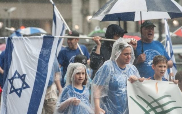 Parade annuelle de célébration d’Israël sous la pluie à New York, le 5 juin 2016. (Crédit : Stephanie Keith/Getty Images/AFP) Parade annuelle de célébration d’Israël sous la pluie à New York, le 5 juin 2016. (Crédit : Stephanie Keith/Getty Images/AFP)