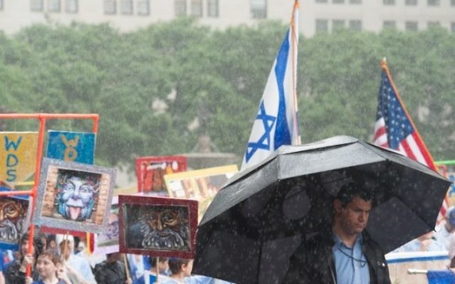 Parade annuelle de célébration d’Israël sous la pluie à New York, le 5 juin 2016. (Crédit : Stephanie Keith/Getty Images/AFP) Parade annuelle de célébration d’Israël sous la pluie à New York, le 5 juin 2016. (Crédit : Stephanie Keith/Getty Images/AFP)