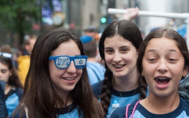 Parade annuelle de célébration d’Israël sous la pluie à New York, le 5 juin 2016. (Crédit : Stephanie Keith/Getty Images/AFP) Parade annuelle de célébration d’Israël sous la pluie à New York, le 5 juin 2016. (Crédit : Stephanie Keith/Getty Images/AFP)