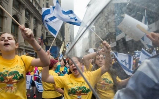 Parade annuelle de célébration d’Israël sous la pluie à New York, le 5 juin 2016. (Crédit : Stephanie Keith/Getty Images/AFP) Parade annuelle de célébration d’Israël sous la pluie à New York, le 5 juin 2016. (Crédit : Stephanie Keith/Getty Images/AFP)