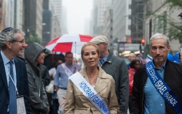 Parade annuelle de célébration d’Israël sous la pluie à New York, le 5 juin 2016. (Crédit : Stephanie Keith/Getty Images/AFP) Parade annuelle de célébration d’Israël sous la pluie à New York, le 5 juin 2016. (Crédit : Stephanie Keith/Getty Images/AFP)
