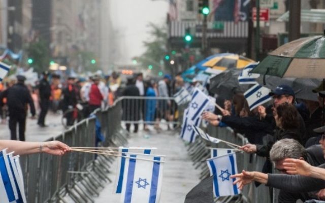 Parade annuelle de célébration d’Israël sous la pluie à New York, le 5 juin 2016. (Crédit : Stephanie Keith/Getty Images/AFP) Parade annuelle de célébration d’Israël sous la pluie à New York, le 5 juin 2016. (Crédit : Stephanie Keith/Getty Images/AFP)