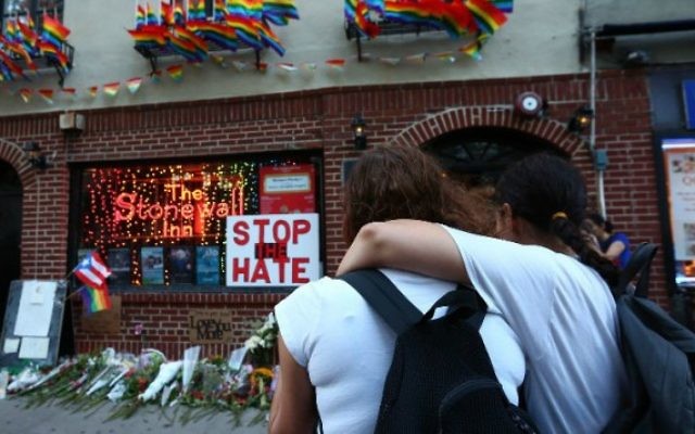 Hommage aux victimes de la fusillade terroriste d'Orlando, devant le Stonewall Inn de New York, le 12 juin 2016. (Crédit : Monika Graff/Getty Images/AFP)