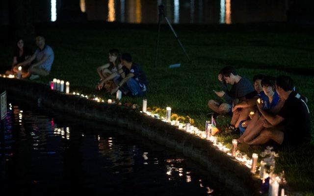 Hommage aux victimes de la fusillade terroriste d'Orlando au bord du lac Eola, à Orlando, le 12 juin 2016. (Crédit : Drew Angerer/Getty Images/AFP) Hommage aux victimes de la fusillade terroriste d'Orlando au bord du lac Eola, à Orlando, le 12 juin 2016. (Crédit : Drew Angerer/Getty Images/AFP)