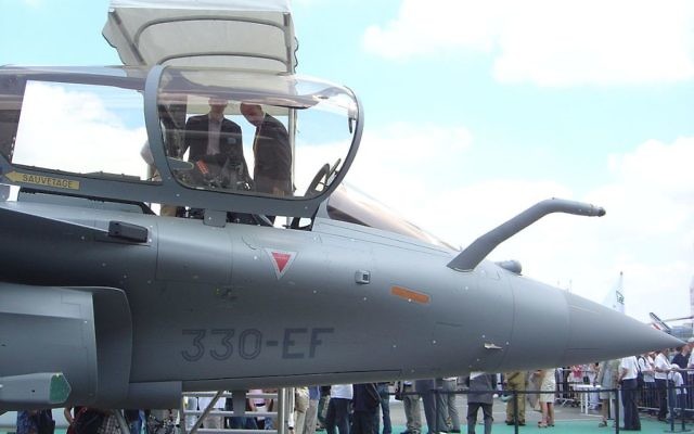 Un avion Rafale, du constructeur Dassault, est exposé lors d'un salon parisien en 2005. (Crédits : David Monniaux / Wiki Commons)