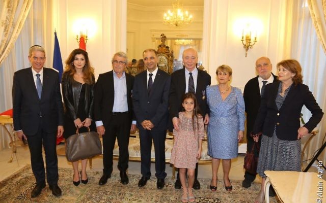 Les récipiendaires de l'Ordre du mérite tunisien Claude Nataf, Serge Moati, Michel Boujenah à l'ambassade de Tunisie (Crédit : Page Facebook Moché Lewin) Les récipiendaires de l'Ordre du mérite tunisien Claude Nataf, Serge Moati, Michel Boujenah à l'ambassade de Tunisie (Crédit : Page Facebook Moché Lewin)