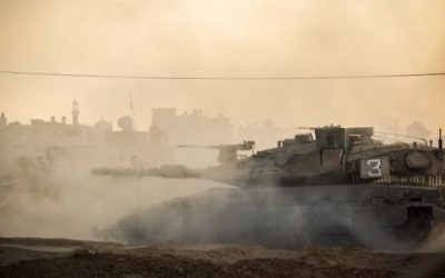 Un tank israélien dans la bande de Gaza pendant l'opération Bordure protectrice, le 31 juillet 2014. (Crédit : unité des portes-paroles de l'armée israélienne)