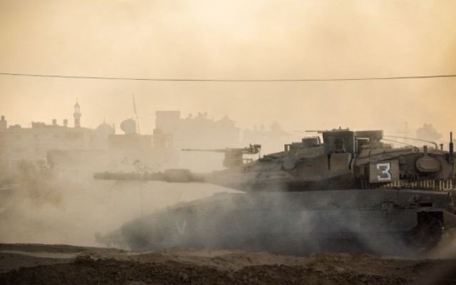 Un tank israélien dans la bande de Gaza pendant l'opération Bordure protectrice, le 31 juillet 2014. (Crédit : unité des portes-paroles de l'armée israélienne)