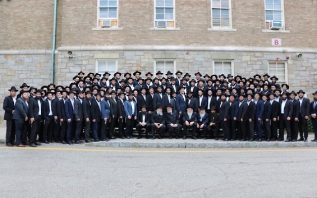 Les diplômés du séminaire rabbinique du Habad à leur cérémonie d'ordination à Morristown, le 26 juin 2016. (Crédit : Chabad.org via JTA) Les diplômés du séminaire rabbinique du Habad à leur cérémonie d'ordination à Morristown, le 26 juin 2016. (Crédit : Chabad.org via JTA)
