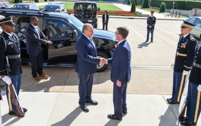 Le ministre de la Défense Avigdor Liberman (à gauche) avec le secrétaire à la Défense des Etats-Unis Ashton Carter à Washington, DC, le 20 juin 2016. (Crédit : département de la Défense des Etats-Unis/ sergent de première classe Clydell Kinchen de l'armée américaine)