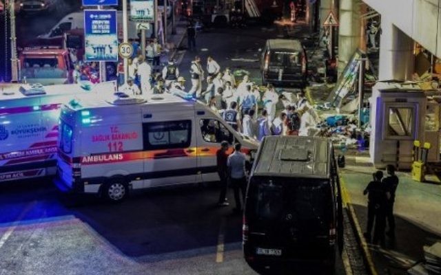 La police scientifique à l'aéroport Atatürk d'Istanbul, après un triple attentat suicide qui a tué 36 personnes et en a blessé 147, le 28 juin 2016. (Crédit : AFP/Ozan Kose)