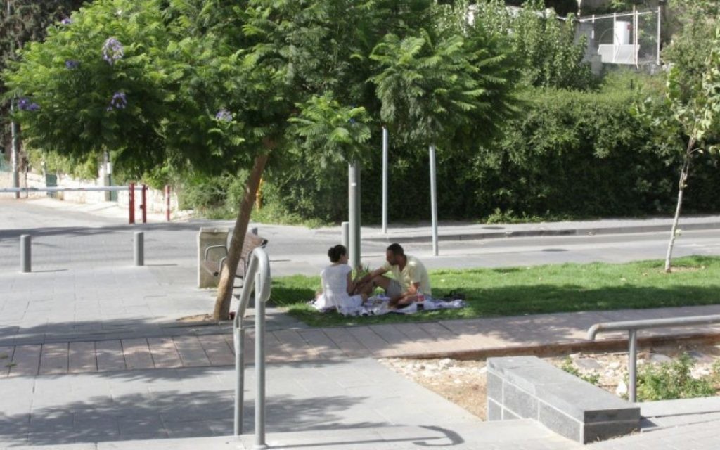 Le parc Hamesila a été construit sur des voies de chemins de fer en direction de Jérusalem (Crédit : Shmuel Bar-Am)