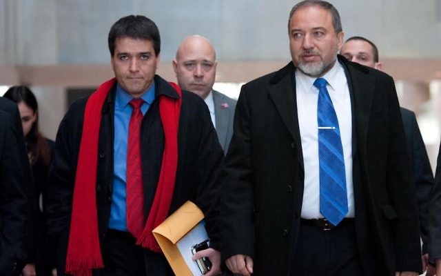 Avigdor Liberman, à droite, avec son chef de cabinet, Sharon Shalom (Crédit : ministère de la Défense)