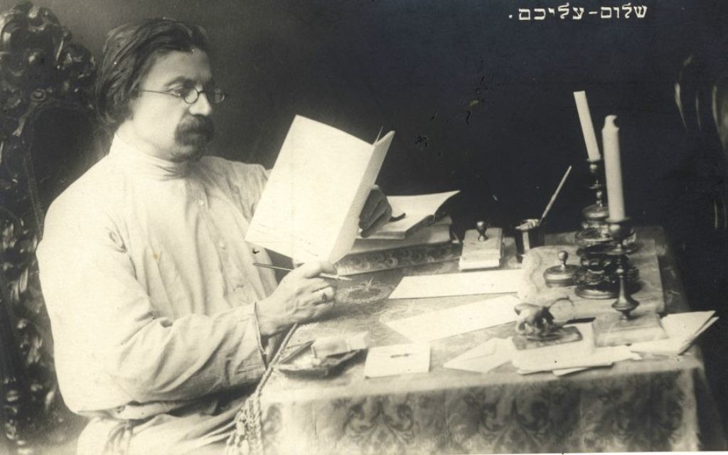 Le célèbre auteur en yiddish Shalom Aleichem, dont le centenaire était le 22 mai 2016, assis à son bureau (Crédit : autorisation YIVO Institute for Jewish Research) Le célèbre auteur en yiddish Shalom Aleichem, dont le centenaire était le 22 mai 2016, assis à son bureau (Crédit : autorisation YIVO Institute for Jewish Research)