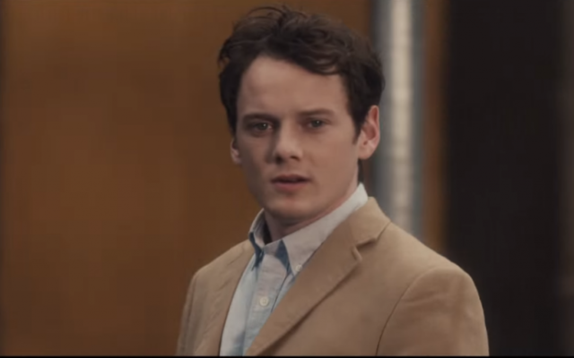 L'acteur Anton Yelchin dans la bande-annonce du film 5 to 7. (Capture d'écran YouTube)