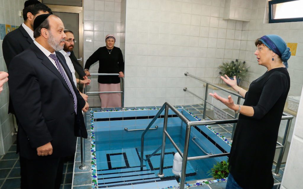 Le ministre des Services religieux David Azulay visite un mikvé de luxe dans l'implantation israélienne d'Alon Shvut, le 25 août 2015 (Crédit : Gershon Elinson/Flash90)