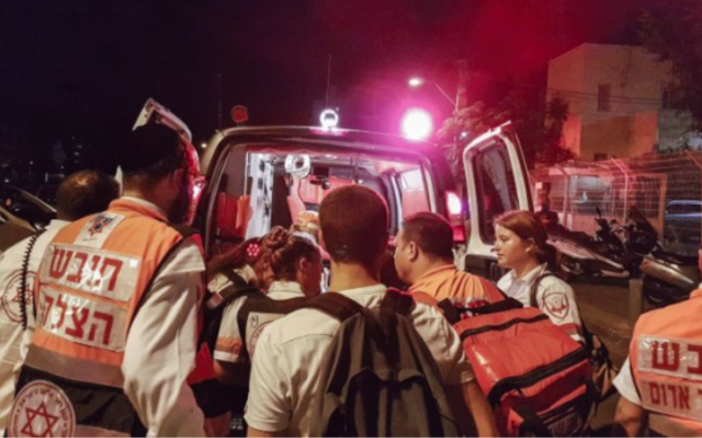Une ambulance sur les lieux de l'attaque terroriste du marché Sarona, le 8 juin 2016. (Crédit : Judah Ari Gross/Times of Israel) Une ambulance sur les lieux de l'attaque terroriste du marché Sarona, le 8 juin 2016. (Crédit : Judah Ari Gross/Times of Israel)