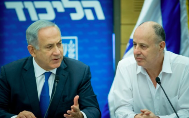 Le Premier ministre Benjamin Netanyahu et Tzahi Hanegbi en 2016. (Crédit : Yonatan Sindel/Flash90) Le Premier ministre Benjamin Netanyahu et Tzahi Hanegbi en 2016. (Crédit : Yonatan Sindel/Flash90)