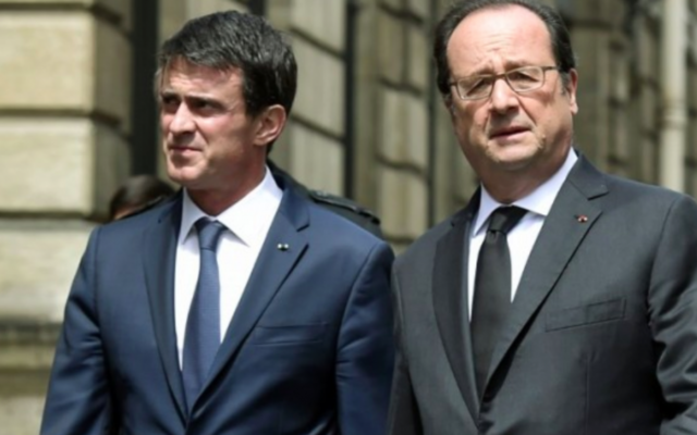 Le Premier ministre français Manuel Valls (L), et le président français François Hollande (R), reviennent à pied à l'Elysée le 15 juin 2016, à Paris, après une cérémonie au ministère de l'Intérieur pour rendre un hommage à un policier français et sa compagne, qui ont été tués le 13 Juin par un homme se réclamant du groupe Etat islamique. (Crédit :  AFP/ ALAIN JOCARD)