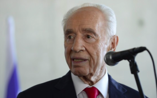 Shimon Peres au Centre Peres pour la Paix, à Tel Aviv, le 27 juillet 2015. (Crédit : Tomer Neuberg/Flash90) Shimon Peres au Centre Peres pour la Paix, à Tel Aviv, le 27 juillet 2015. (Crédit : Tomer Neuberg/Flash90)