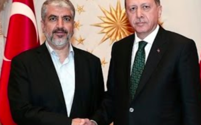 Le président turc Recep Tayyip Erdogan, à droite, avec le chef du Hamas Khaled Meshaal avant leur réunion au palais présidentiel à Ankara, en Turquie, le 12 août 2015. (Crédit : capture d'écran Youtube/TayyipErdoganArabic) Le président turc Recep Tayyip Erdogan, à droite, avec le chef du Hamas Khaled Meshaal avant leur réunion au palais présidentiel à Ankara, en Turquie, le 12 août 2015. (Crédit : capture d'écran Youtube/TayyipErdoganArabic)