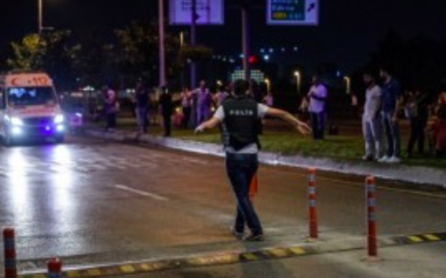 Un policier à l'aéroport d'Ataturk, à Istanbul, le 28 juin 2016 après un triple attentat-suicide (Crédit : AFP/Ilhas) Un policier à l'aéroport d'Ataturk, à Istanbul, le 28 juin 2016 après un triple attentat-suicide (Crédit : AFP/Ilhas)