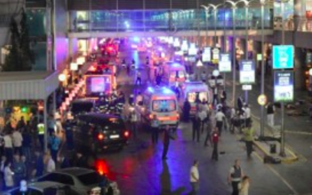 Des policiers mettent en place un périmètre de sécurité après le triple attentat suicide de l'aéroport Atatürk d'Istanbul, le 28 juin 2016. (Crédit : AFP/Ilhas)