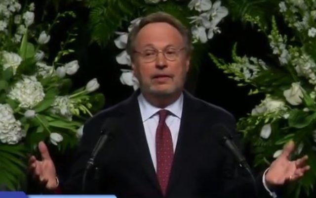 Billy Crystal pendant les funérailles de Mohamed Ali à Louisville, le 10 juin 2016. (Crédit : capture d'écran YouTube/FOX 10 Phoenix) Billy Crystal pendant les funérailles de Mohamed Ali à Louisville, le 10 juin 2016. (Crédit : capture d'écran YouTube/FOX 10 Phoenix)