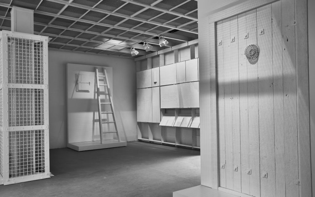 L'intérieur de la "Chambre des preuves" à la Biennale de l'architecture de Venise, avec des répliques d'une colonne de gaz d'Auschwitz, une trappe anti-gaz et d'une porte anti-gaz. (Fred Hunsberger / JTA) L'intérieur de la "Chambre des preuves" à la Biennale de l'architecture de Venise, avec des répliques d'une colonne de gaz d'Auschwitz, une trappe anti-gaz et d'une porte anti-gaz. (Fred Hunsberger / JTA)