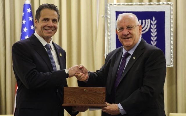 Le président israélien Reuven Rivlin (à dr.), rencontre le gouverneur de New York Andrew Cuomo dans la résidence présidentielle à Jérusalem, le 13 août 2014. (Crédits : Flash 90).