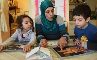 Des élèves dans une école israélienne Main dans la main, où les cours sont à la fois en arabe et en hébreu. (Crédit : Debbie Hill)