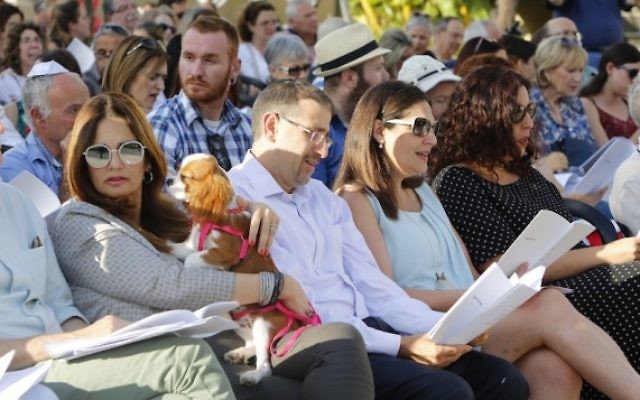 L'ambassadeur des Etats-Unis en Israël Dan Shapiro, au centre, pendant un service religieux au marché Sarona de Tel Aviv, deux jours après l'attentat qui y a eu lieu, le 10 juin 2016. (Crédit : Guy Yechiely)