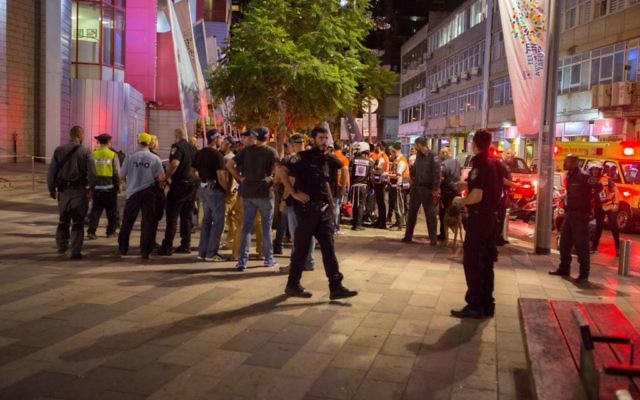 Le marché Sarona après une fusillade le 8 juin 2016 (Crédit : Evan Lang)