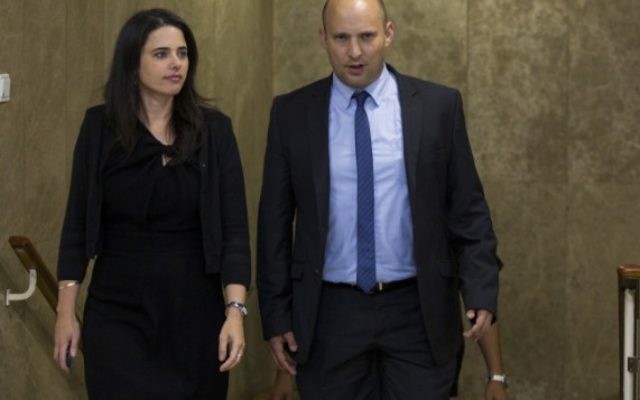 Le ministre de l'Education Naftali Bennett (à droite) et la ministre de la Justice Ayelet Shaked arrivent à la première réunion du 34e gouvernement d'Israël, aux bureaux du Premier ministre à Jérusalem, le 15 mai 2015. (Crédit : Yonatan Sindel/Flash90)