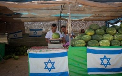 Un stand de pastèques en bord de route, à Sderot, dans le sud d'Israël, le 6 juillet 2015. (Crédit : Miriam Alster/Flash90)