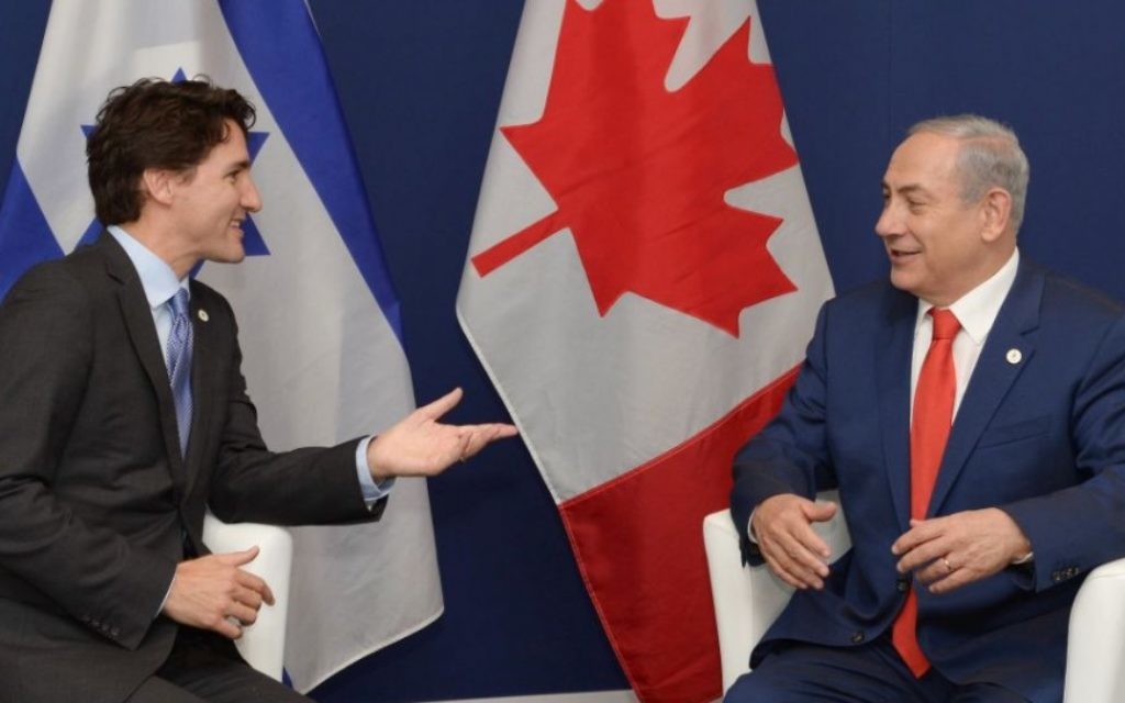 Le Premier ministre Benjamin Netanyahu (à droite) et le Premier ministre canadien Justin Trudeau à Paris, le 30 novembre 2015. (Crédit : Amos Ben-Gershom/GPO)