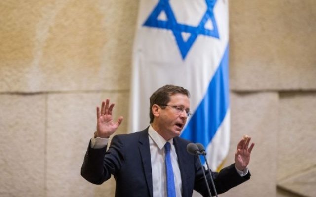 Isaac Herzog devant la Knesset, le 10 février 2016. (Crédit : Yonatan Sindel/Flash90) Isaac Herzog devant la Knesset, le 10 février 2016. (Crédit : Yonatan Sindel/Flash90)