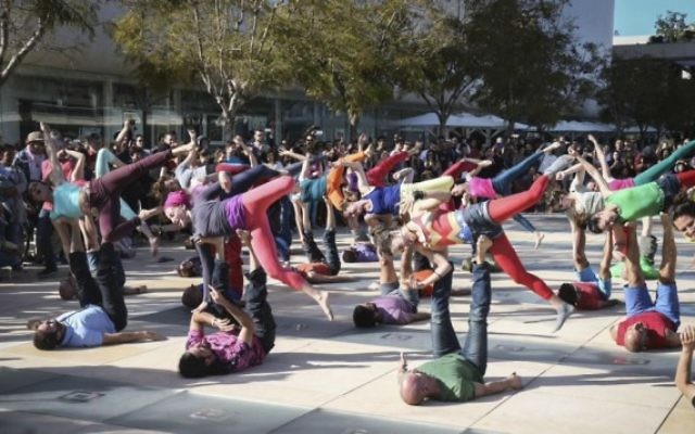 Des Israéliens pratiquant le yoga place Habima en mars 2016 (Crédit : autorisation Flash 90)