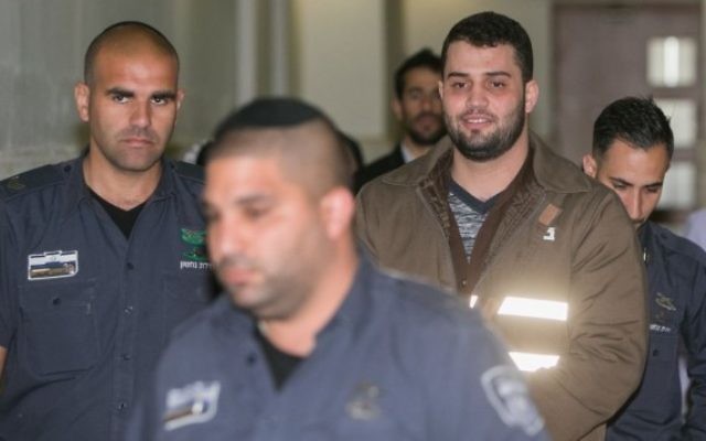 Bilal Abu Ghanem sous escorte, à la cour du district de Jérusalem, le 13 mars 2016. (Crédit : Yonatan Sindel/Flash90) Bilal Abu Ghanem sous escorte, à la cour du district de Jérusalem, le 13 mars 2016. (Crédit : Yonatan Sindel/Flash90)