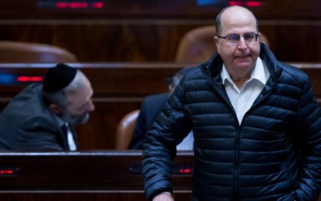 Moshe Yaalon à la Knesset, le 28 mars 2016. (Crédit : Yonatan Sindel/Flash90) Moshe Yaalon à la Knesset, le 28 mars 2016. (Crédit : Yonatan Sindel/Flash90)