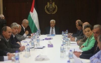 Le président de l'Autorité palestinienne Mahmoud Abbas préside une réunion du Comité exécutif de l'Organisation de libération de la Palestine (OLP), à Ramallah, le 4 avril 2016. (Crédit : Flash90)