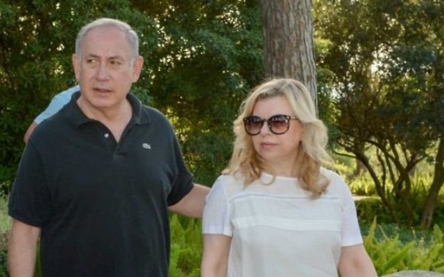 Le Premier ministre Benjamin Netanyahu et son épouse Sara à Ramat Hanadiv, un parc naturel du nord d'Israël, le 25 avril 2016. (Crédit : Amos Ben Gershom/GPO)